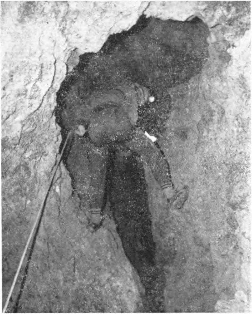Szentgyörgy-hegyi-barlang Tapolca, Szentgyörgy-hegy. Nem sikerült még megtalálni valószínűleg szürke, padosán elváló bazaltban keletkezett üreg méretéről megbízható adat nincs. 23.