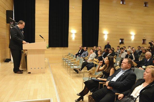 Vámos Eszter: Pécsi Tudományegyetem BTK, PhD hallgató Zelenák Fruzsina: SZIE, Tájépítészeti és Településtervezési Kar, Kert-és Szabadtértervezési Tanszék Levezető elnökök Czoch Gábor: egyetemi
