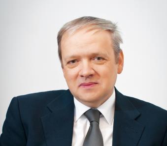 15 éves pénzügyi múlttal rendelkezik elsődlegesen az operatív és stratégiai vezetésért, másodlagosan a befektetési politikáért felel.