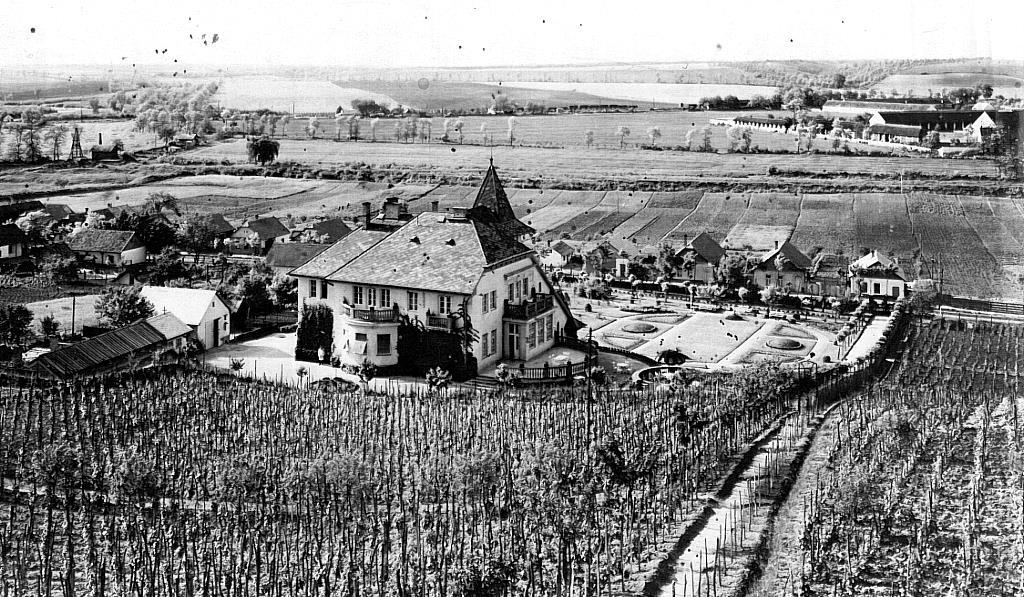 Fried Imre és családja lakóháza, a Villa 1. a Malom utca végén az 1930-as évek elején dél-keleti irányból. 2 A Villa 1.