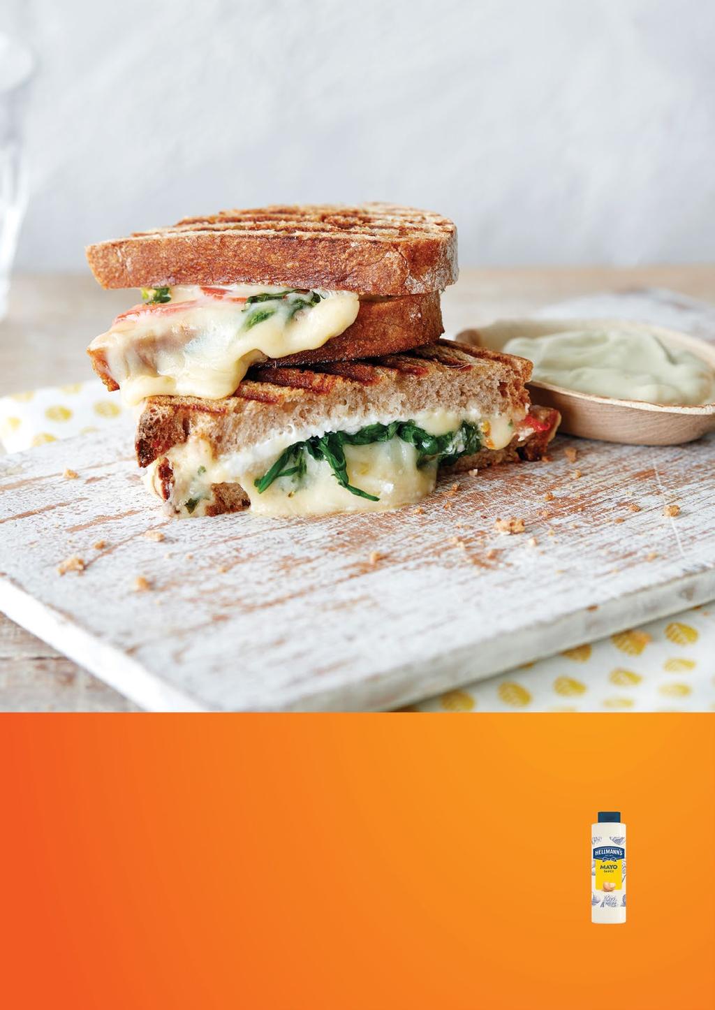 Háromsajtos toast majonézzel 1000 g rozskenyér 200 g edami sajt 200 g kecskesajt 200 g mozarella 50 g spenót 50 g paradicsom 0,4 l HELLMANN'S Majonézszósz 850 ml A szendvics elkészítése Kenjük meg a