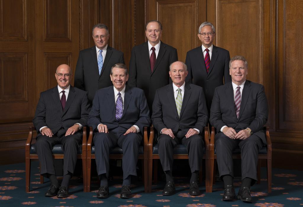 A Hetvenek Elnöksége Ülősor balról: L. Whitney Clayton elder, Donald L. Hallstrom elder, Richard J.