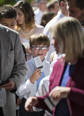 kezét úgy irányítani, hogy Isten e korlátokkal élő, de örökkön értékes leánya meglengethesse a fehér zsebkendőt, és csak a maga számára érthető nyöszörgéssel ezt kiálthassa: Hozsánna, hozsánna,