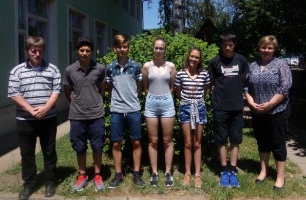 A verseny 5 fordulójának mindegyikében a következőket kellet megoldani a diákoknak: - egy-két mérési feladatot, amelyet egyszerű eszközökkel el lehetett végezni, ezt jegyzőkönyvvel, fényképpel