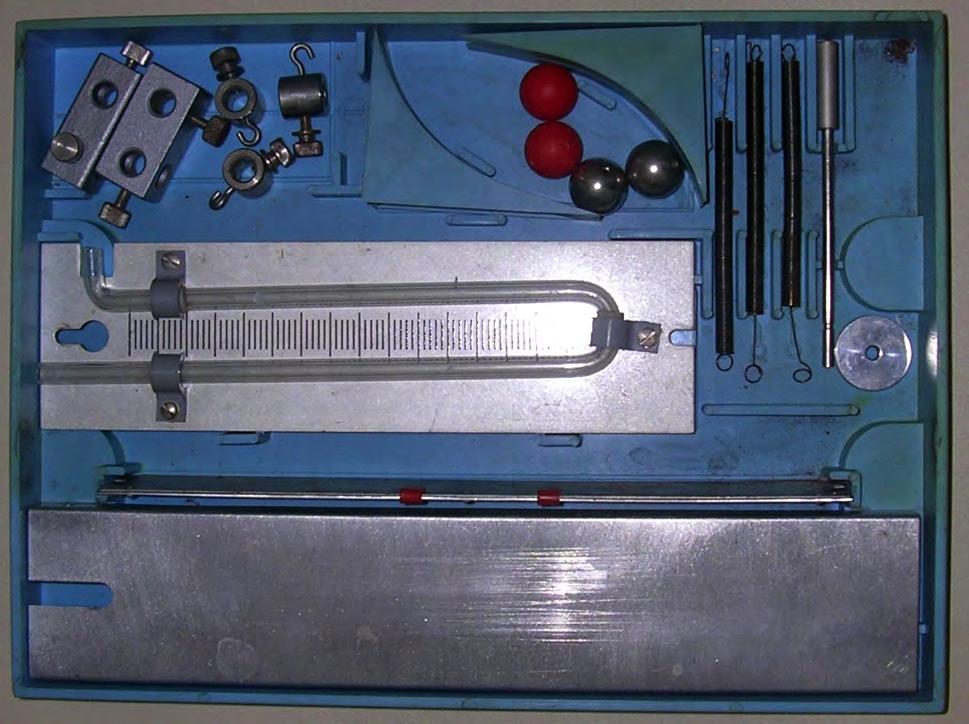 4.1. ábra. Általános iskolai mechanikai tanulókísérleti eszközkészlet (Radnóti K. felvétele) Feladat Gurítsatok egy acélgolyót egy másik, nyugvó acélgolyónak a tálcán!