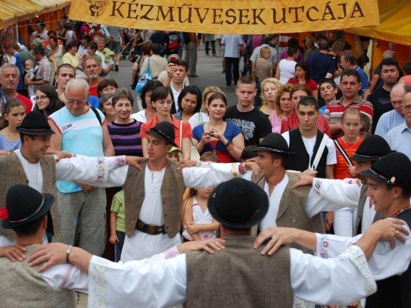 Szoboszlói Folkhétvége 2017. július 28-30. Hajdúszoboszlón július utolsó hétvégéjén kerül megrendezésre a népzenei, népművészeti fesztivál a Szoboszlói Folkhétvége.