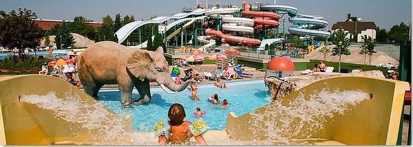 A strand hátsó részén található az Aquapark. Ahol egy bővítés során extrém zónát is létrehoztak. Itt 6 új, izgalmas kalandcsúszda épült a meglévő 9 mellé.