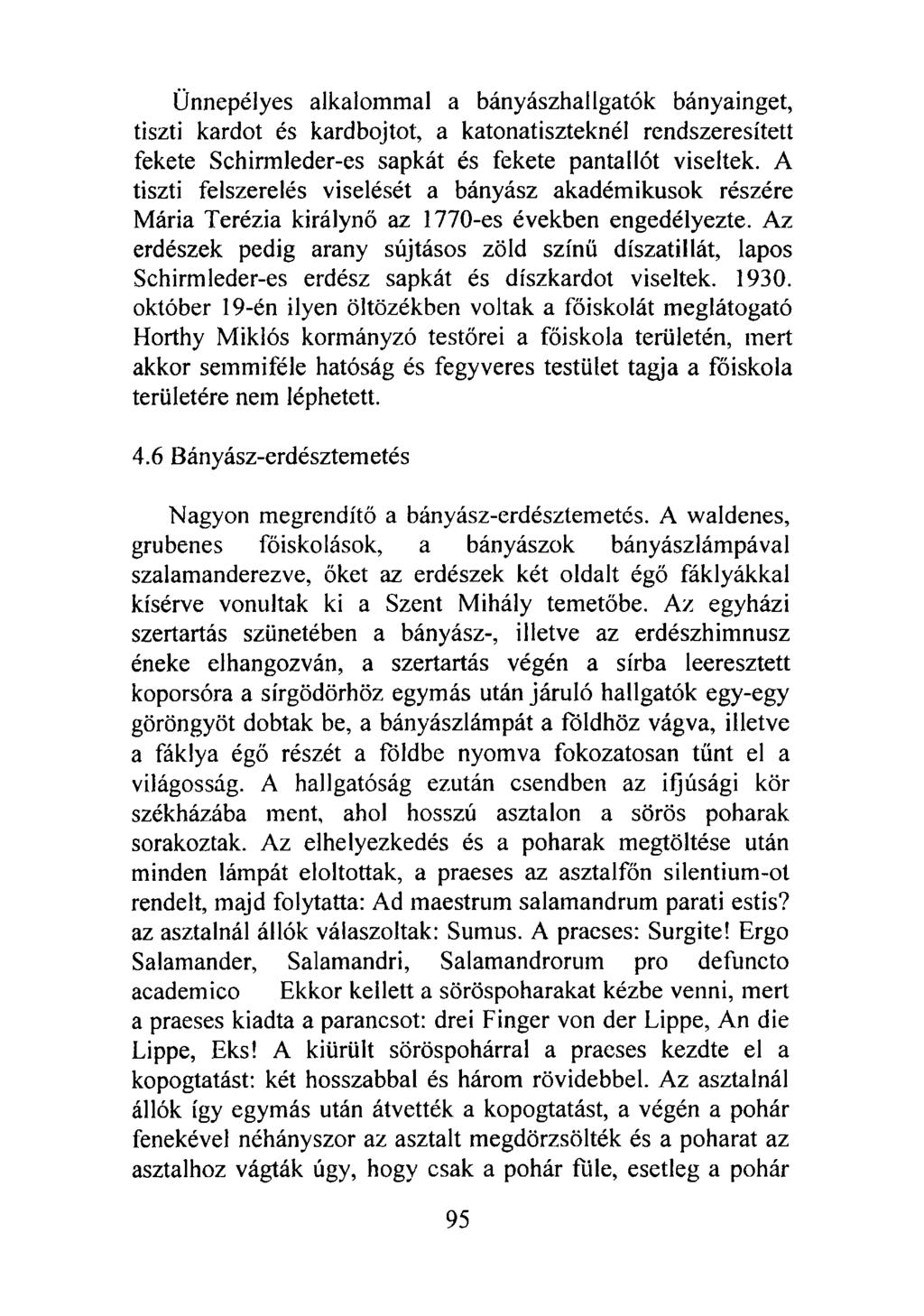 Ünnepélyes alkalommal a bányászhallgatók bányainget, tiszti kardot és kardbojtot, a katonatiszteknél rendszeresített fekete Schirmleder-es sapkát és fekete pantallót viseltek.