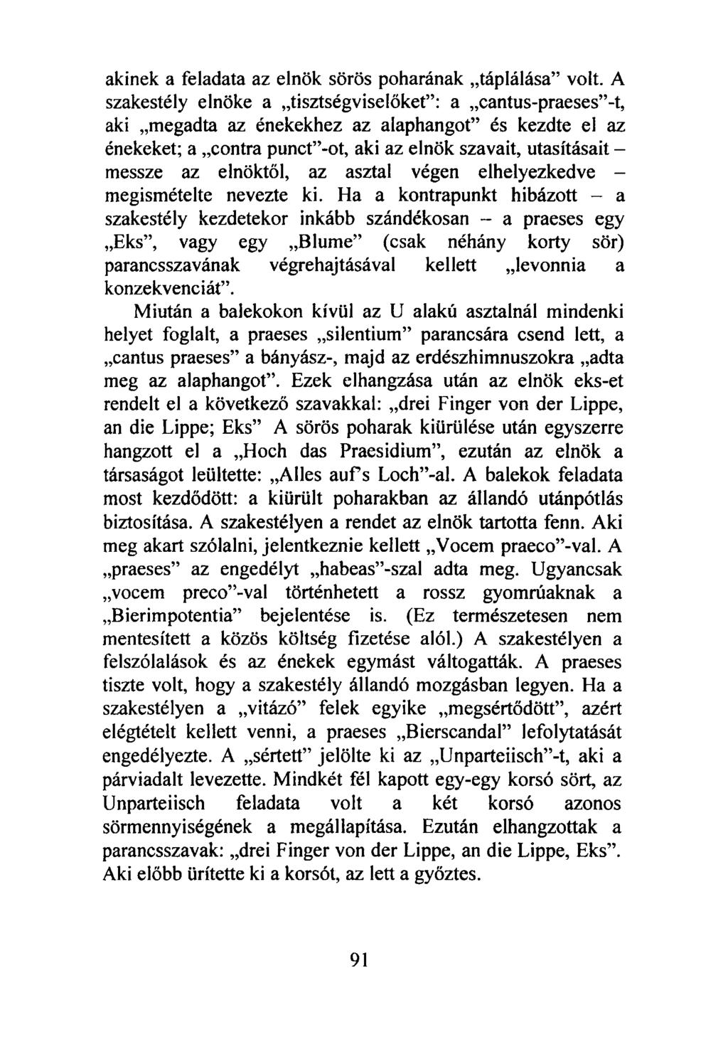 akinek a feladata az elnök sörös poharának táplálása volt.