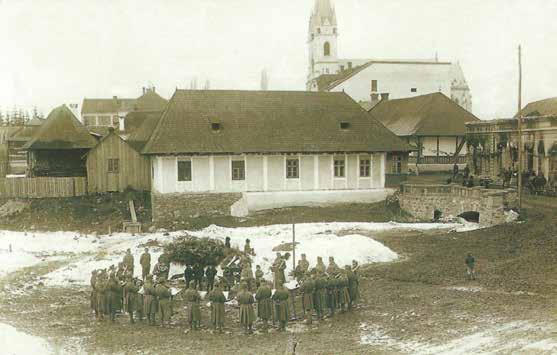 A cs. és kir. 44. gyalogezred ezredzenekara térzenét ad Ditróban 1917 tavaszán elég melegen vagyunk-e fölöltözve, mert most 27 fok hideg van. Bundánkban, teljesen jégbe fagyva, tűrhető volt a helyzet.