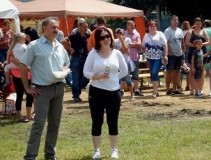 adott át emlék pakettet Balogh Lászlónak, Kisvárda állomásfőnökének.