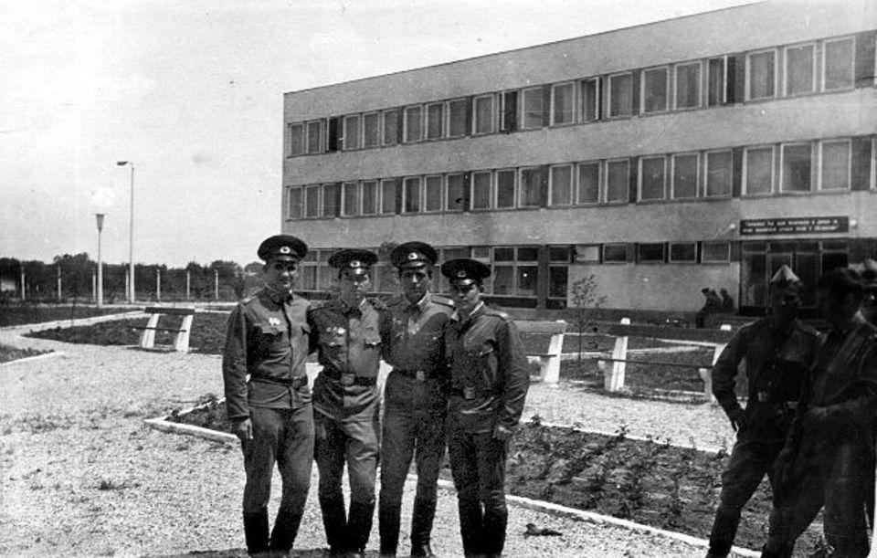 ten egyeztetett tervekben meghatározottnál nagyobb lakást építsenek a parancsoknak, és vállalták a különbözet megtérítését. 13. ábra. A hadosztályparancsnokság kiszolgáló személyzetének épülete.