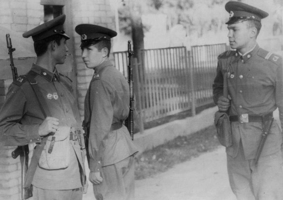 Az 1968-as csehszlovákiai események a laktanyát is érintették. Néhány itt állomásozó alakulat részt vett északi szomszédunk megszállásában, illetve helikopterek szálltak le a sportpályán. 15. ábra.
