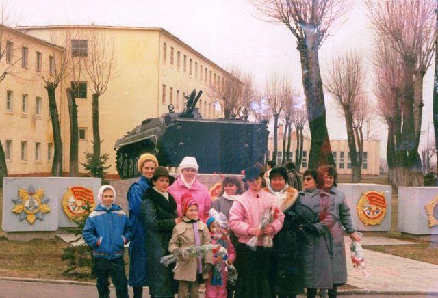 juk képzelni, hogy milyen is lehetett egy ilyen katonai város. (A szöveg saját fordításom.) 16. ábra. A 110. ezred emlékműve, az előtérben tiszti családok Apám (Alexander A.