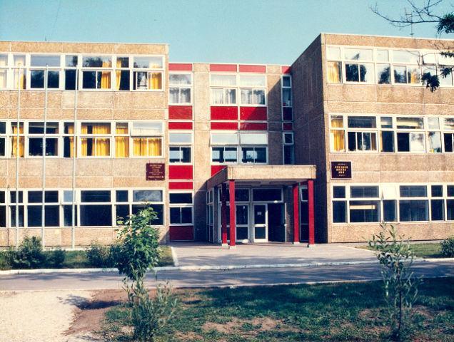 A tiszti klub. A zeneiskola (felsőbb fokú). A tiszti klubban megrázó filmeket vetítettek - borzalmasakat A tiszti klubban gyakran voltak koncertek, az előadóművészek a SzU-ból érkeztek hozzánk. 8 18.