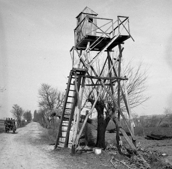 8. ábra. Jugoszláv határőr torony (Fortepan 71477) A hadsereg kiegészítő intézkedése még az erődök megszállásával számolt, és ennek megfelelően szabta meg a tüzércsapatok tűzfeladatait.
