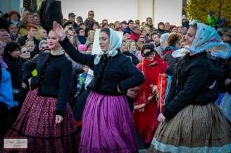 Munkácsy Krónika 14 keseredett vénlányok, akik Dorottya vezetésével harcba szállnak a fiatal férfiakkal a Carnevál herceg tiszteletére rendezett farsangi mulatságon.