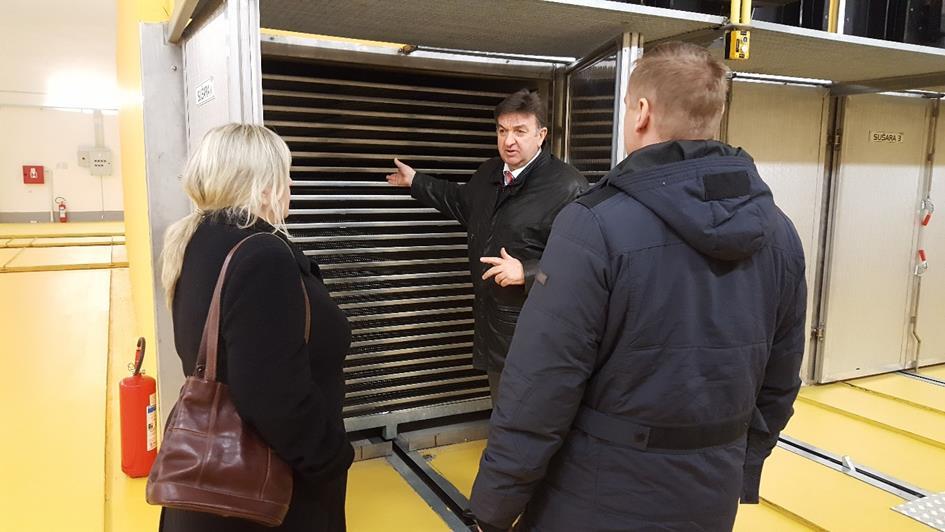 A logisztikai szempontból is elsőrangúan megválasztott helyszínen, egy autósztráda mellett elhelyezkedő épületlabirintusban tett látogatásunk alkalmával elsőként a magozótermet láthattuk: a