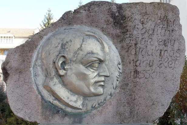 ADY ENDRE DOMBORMŰ Az emléktáblán látható: Ady Endre (Érmindszent, 1877 - Budapest, 1919) költő Az emléktáblát készítette: Nagy Ödön, 1997 Lelőhely: Csíkszereda, József