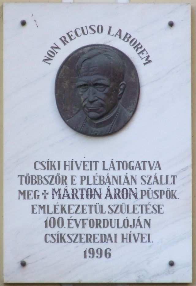 MÁRTON ÁRON EMLÉKTÁBLA Az emléktáblán látható: Márton Áron (Csíkszentdomokos, 1896 - Gyulafehérvár, 1980) az erdélyi katolikus egyház