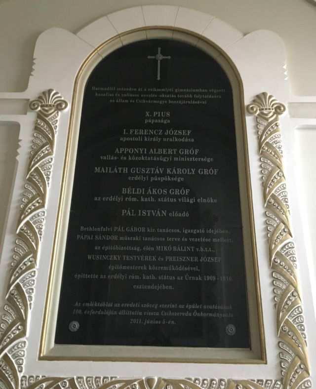 A GIMNÁZIUM-ÉPÜLET ÉPÍTÉSÉNEK EMLÉKÉRE ÁLLÍTOTT TÁBLA Lelőhely: Csíkszereda,