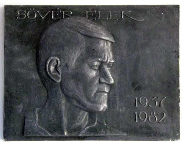 SÖVÉR ELEK EMLÉKTÁBLA Az emléktáblán látható: Sövér Elek (Gyergyóalfalu, 1937 - Csíkszereda, 1982) festőművész, grafikus, tanár Az emléktáblát készítette: Bara