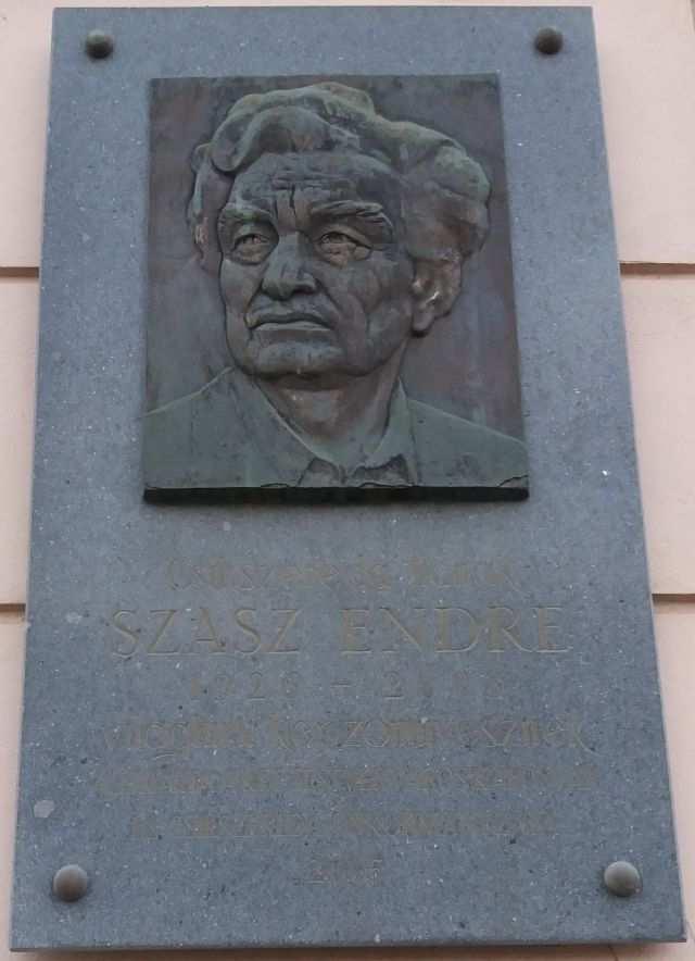 SZÁSZ ENDRE EMLÉKTÁBLA Az emléktáblán látható: Szász Endre (Csíkszereda, 1926 - Mosdós, 2003) festőművész, grafikus, látványtervező,