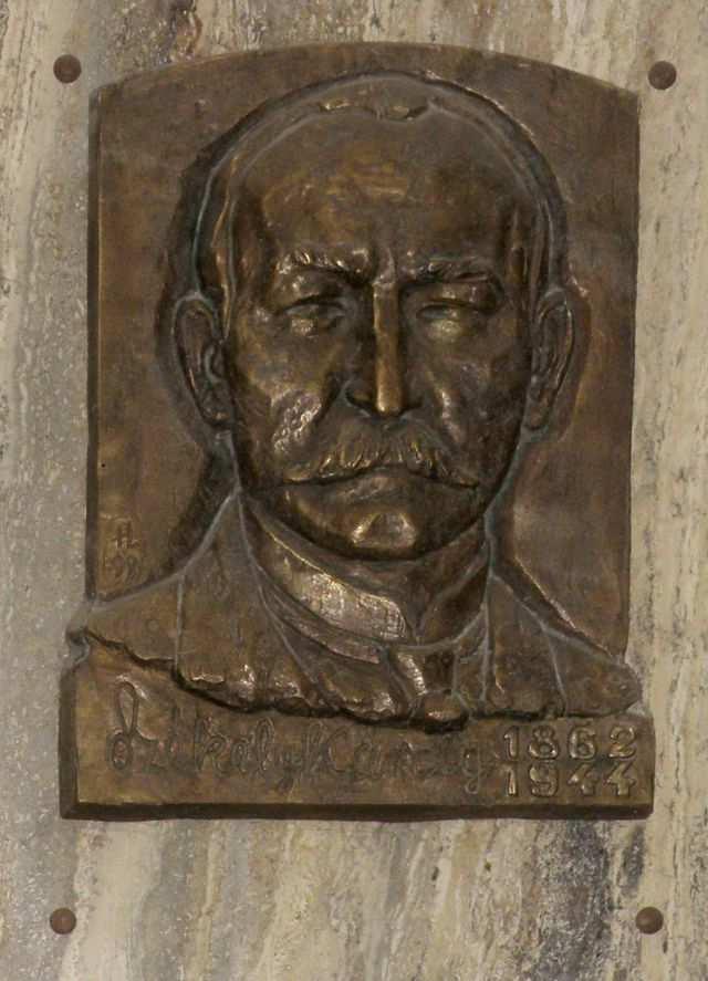SZÉKELY KÁROLY EMLÉKTÁBLA Az emléktáblán látható: Székely Károly (Csíkmenaság-Újfalu, 1862 - Kolozsvár, 1944) tanító, iskolaigazgató Az emléktáblát készítette: Kövér Oszkár, 1998 A dombormű alatti