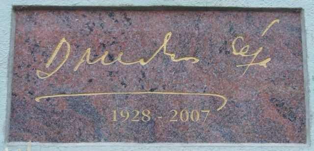 műfordító Az emléktáblát készítette: Hunyadi László, 2008