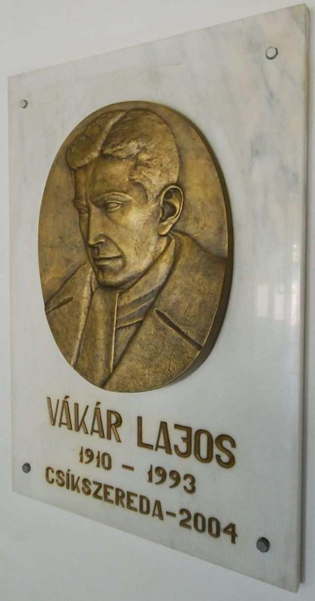 VÁKÁR LAJOS EMLÉKTÁBLA Az emléktáblán látható: Vákár Lajos (Csíkszereda, 1910 - Csíkszereda, 1993) jégkorongozó, edző Az emléktáblát készítette: Sárpátki