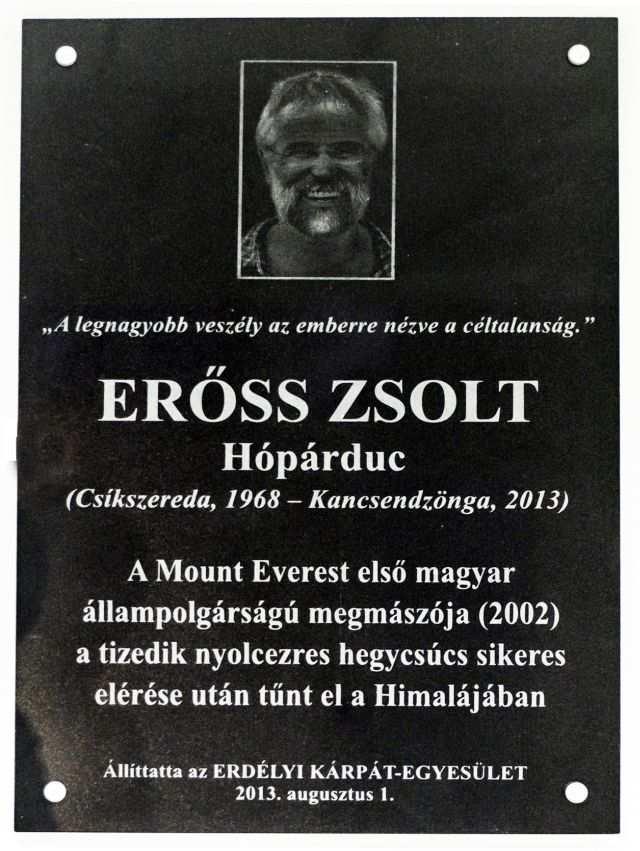 ERŐSS ZSOLT EMLÉKTÁBLA A felső emléktáblán látható: Erőss Zsolt - Hópárduc (Csíkszereda, 1968 - Kancsendzönga, 2013)