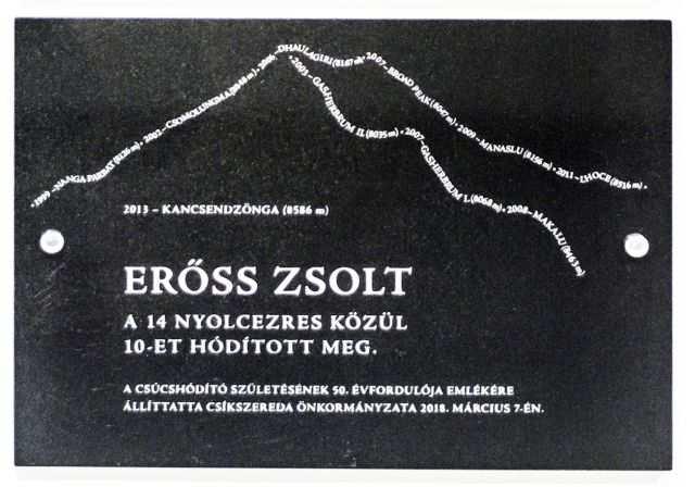 000 méternél magasabb hegycsúcs neve illetve a hegymászás évszáma Az emléktáblákat készítette: Sárpátki Zoltán, 2013
