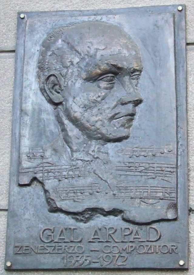 GÁL ÁRPÁD EMLÉKTÁBLA Az emléktáblán látható: Gál Árpád (Székelyudvarhely, 1935 - Csíkszereda, 1972) zeneszerző, népdalgyűjtő, karnagy, a Hajrá, fiúk, csíki gyerekek című hokihimnusz