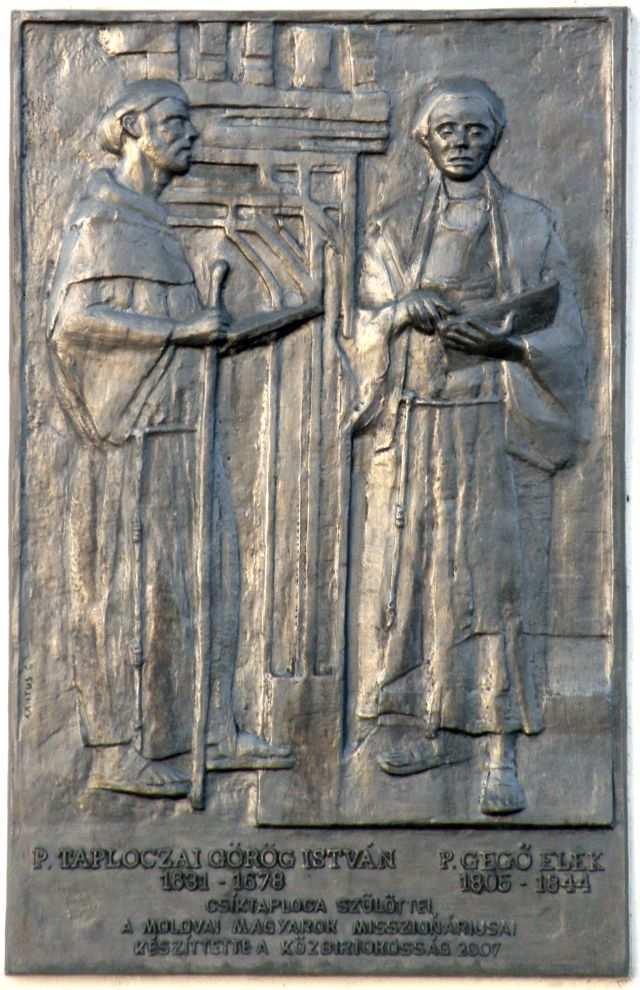 P. TAPLOCZAI GÖRÖG ISTVÁN P. GEGŐ ELEK EMLÉKTÁBLA Az emléktáblán látható: P. Taploczai Görög István (Csíktaploca, 1631-1678) és P.