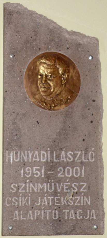 HUNYADI LÁSZLÓ EMLÉKTÁBLA Az emléktáblán látható: Hunyadi László (Kolozsvár, 1951 -