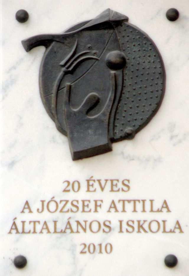 JÓZSEF ATTILA ÁLTALÁNOS ISKOLA ÉVFORDULÓS EMLÉKTÁBLÁI József Attila (Budapest, 1905 - Balatonszárszó, 1937) születésének 100.