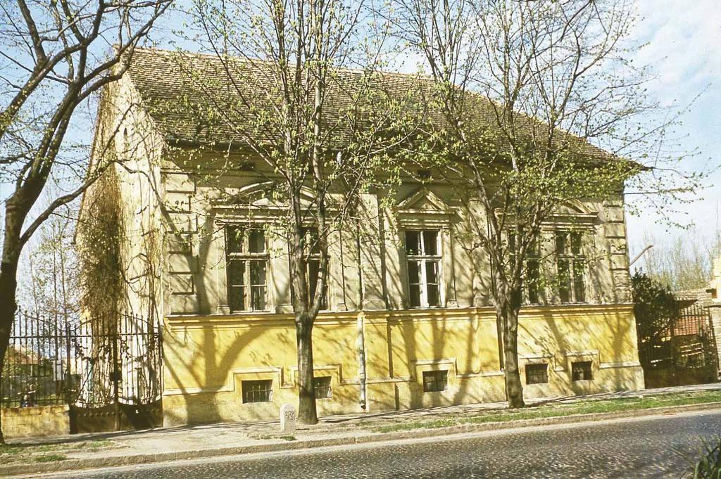 oldalában. 1974 őszén bontották le. Földszintjén Sebők Dezső műszerész műhelye volt. d 188.