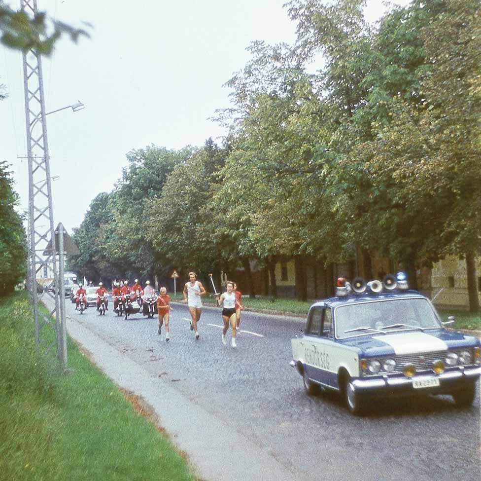 b 189. Hanny Judit viszi a Ceglédi úton az Olümpiából Münchenbe tartó olimpiai lángot 1972. augusztus 19-én.