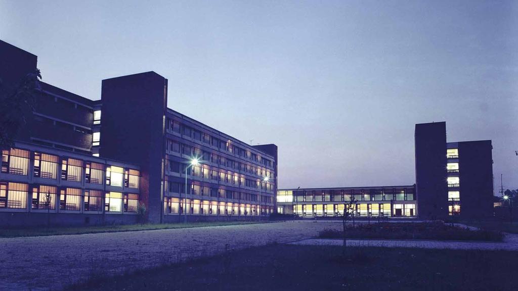 Alkonyati kép a Toldi Miklós Élelmiszeripari Szakközépiskola és Szakmunkásképző Intézetről 1973 nyarán.