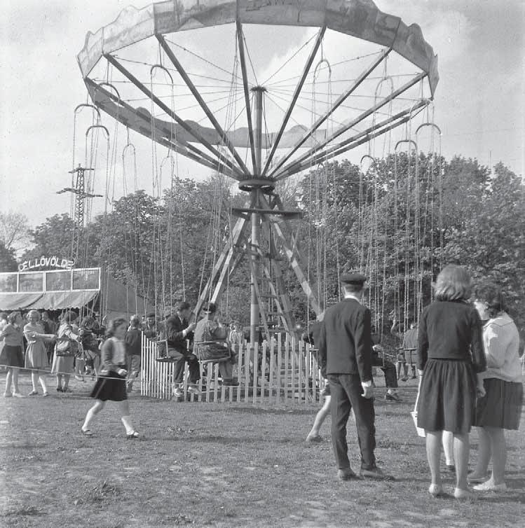 bejáratánál. b 195.
