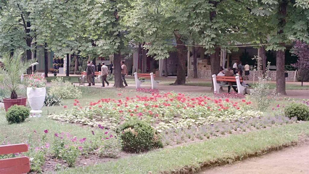 b 201. Sörözős életkép a Cifracsárda teraszán 1966. május elsején. c 202.