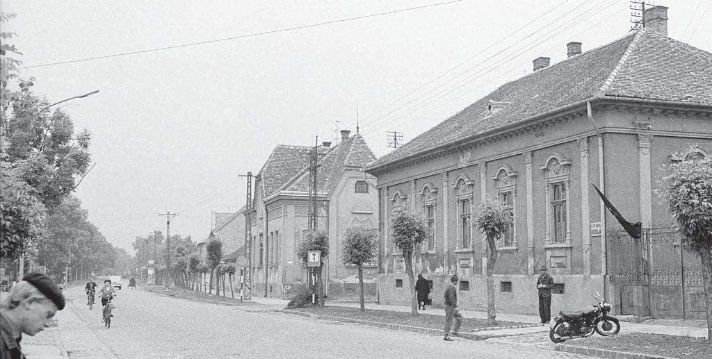c 164. Részlet a Ceglédi út elejéről. Cegléd felé tekintünk. Jobbra a közelebbi a K.