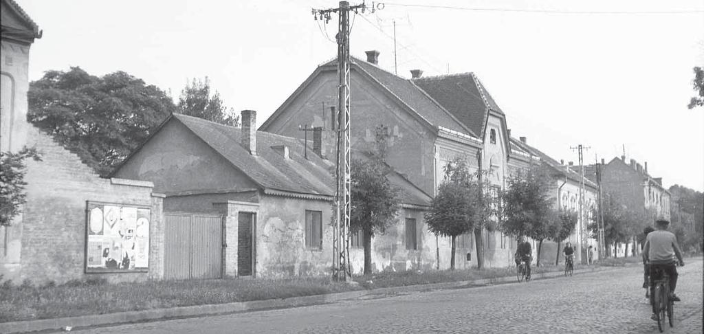 A Zrínyi utca távolabbi sarkán a Monori Kovács-ház látható. d 165.