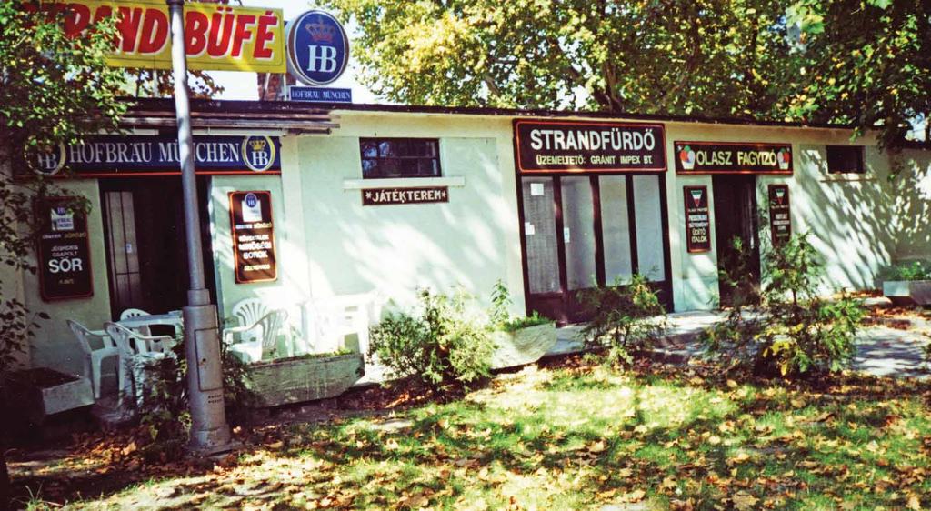 c 168. A strand bejárata az 1990-es évek közepén.