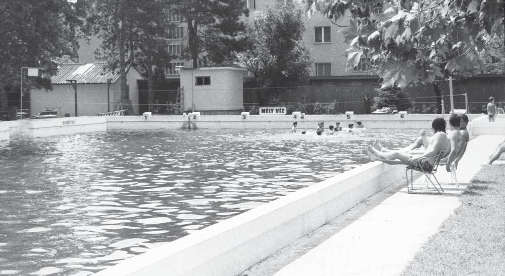 c 170. Hétköznap délelőtti életkép a strandról 1983 májusából. a 171. A strand 1931-es építésének egyik mérföldköveként először töltik meg a nagymedencét vízzel.