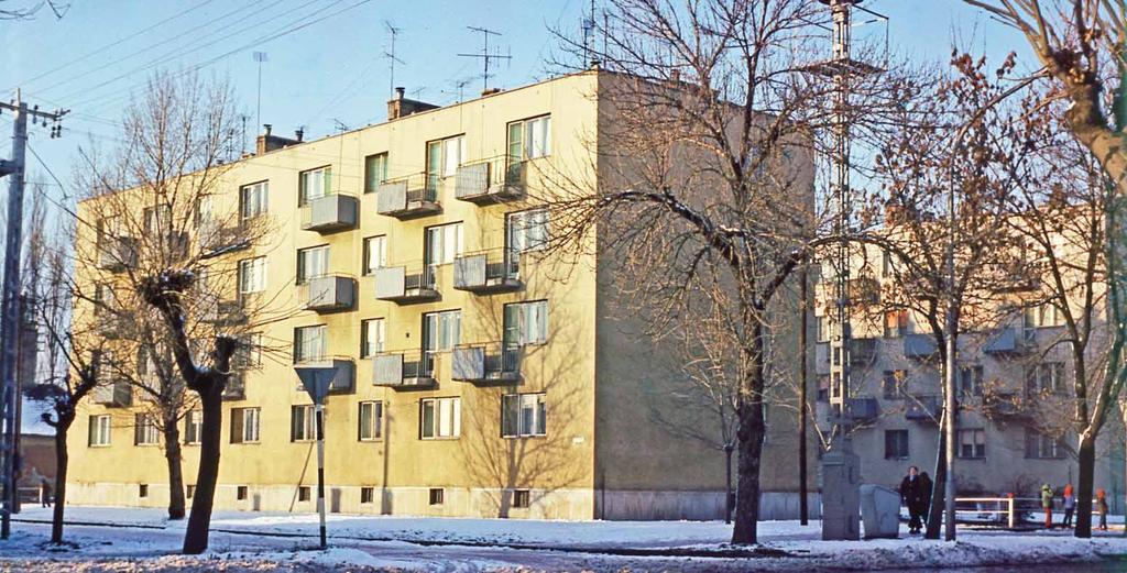 téri lakótelep legfiatalabb épülete, melynek földszintjén a Falatka ételbár volt. d 175.