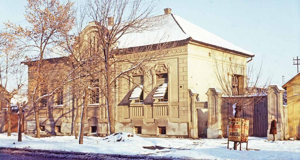 Ettől a háztól a város felé a Hetényi-féle tüzelőanyag-telep és Papp Gyula kútfúró, lakatos és vasöntő üzeme volt.