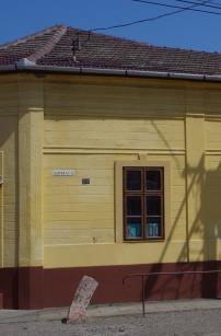 ablakszárnyas fa ablakok, egyik oldalon redőnnyel Főépülettel egybeépítve.
