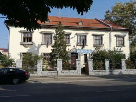 ø Terméskő lábazaton, kőoszlopok között fémpálca kerítés. Az építkezés Benedicty Sándor tervei alapján 1928-1929 között készült, mai napig legalább hatnyolc ütemben történt továbbépítés.
