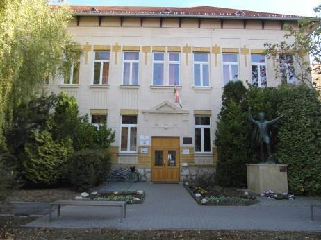Petőfi Gimnázium épülete Helyi védett Intézmény O F+1 Cserépfedéses kontyolt